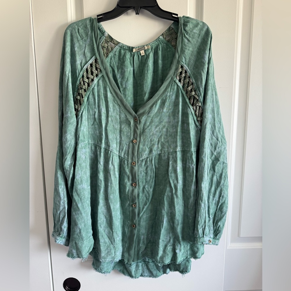 gimmicks by BKE Green V-Neck Button-Front Blouse - Picture 3 of 5